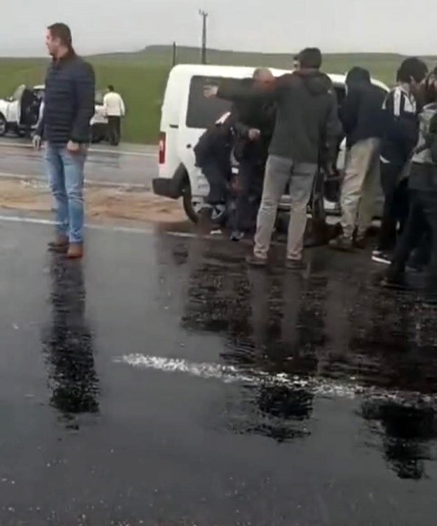 Diyarbakır’da cezaevi aracı devrildi: 13 yaralı