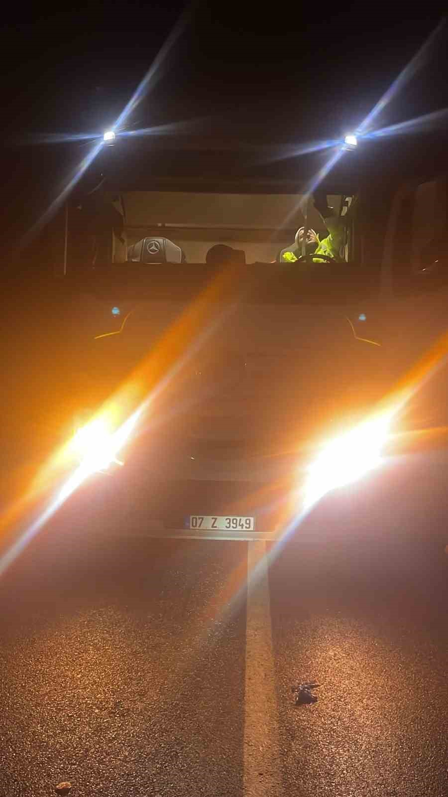 Burdur&rsquo;da yolcu otob&uuml;s&uuml; kamyon ile &ccedil;arpıştı: 2 yaralı
