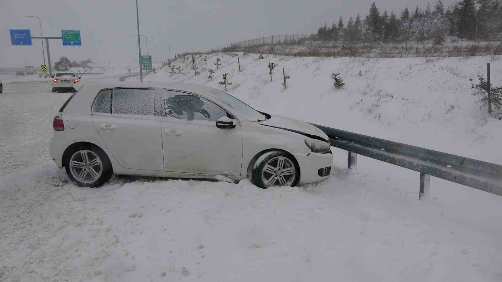 Çanakkale’de kar yağışı ulaşımı güçleştiriyor: 46 köy yolu kapandı