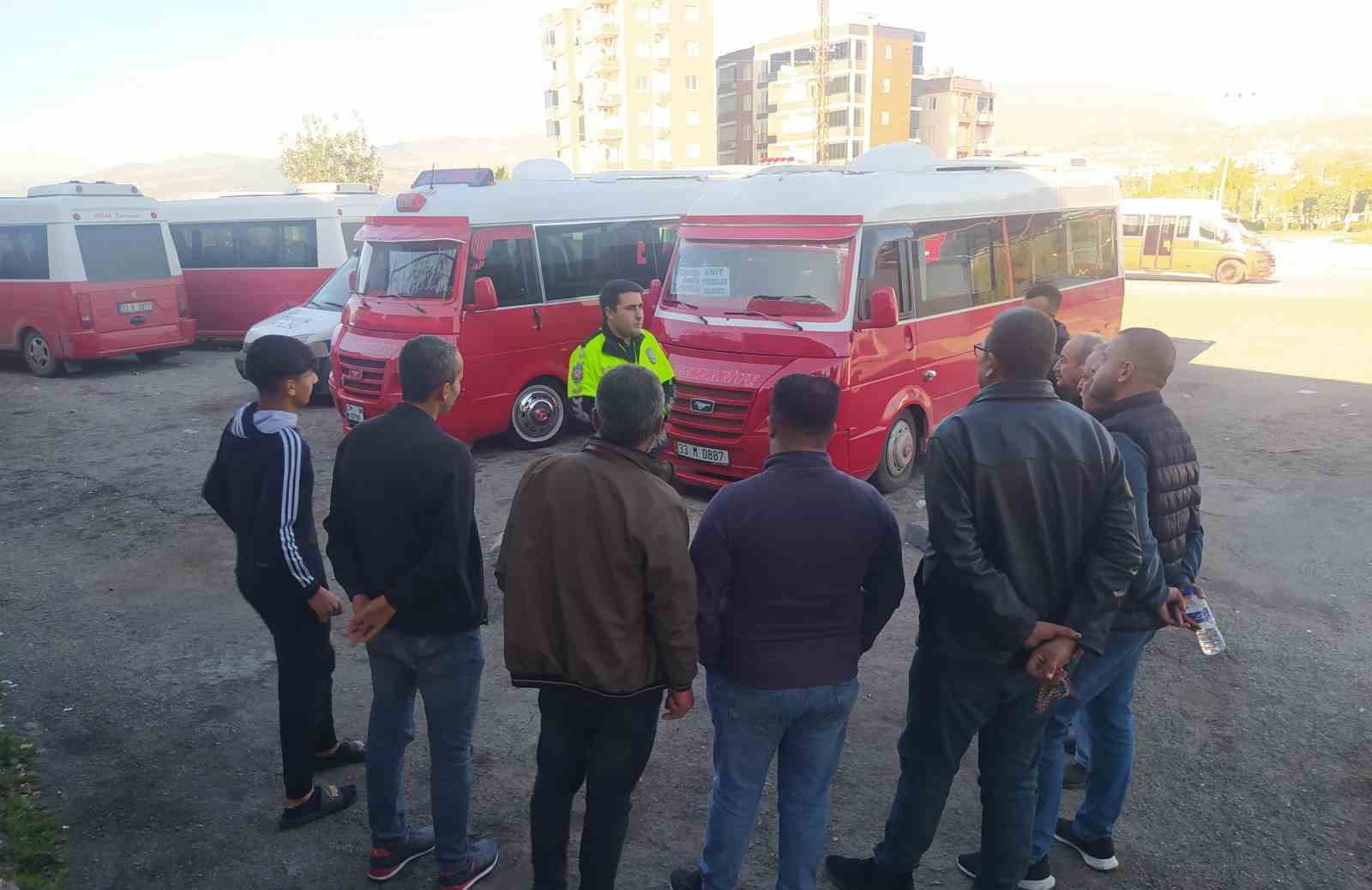 Mersin’de öğrenci ve minibüs şoförlerine trafik eğitimi verildi
