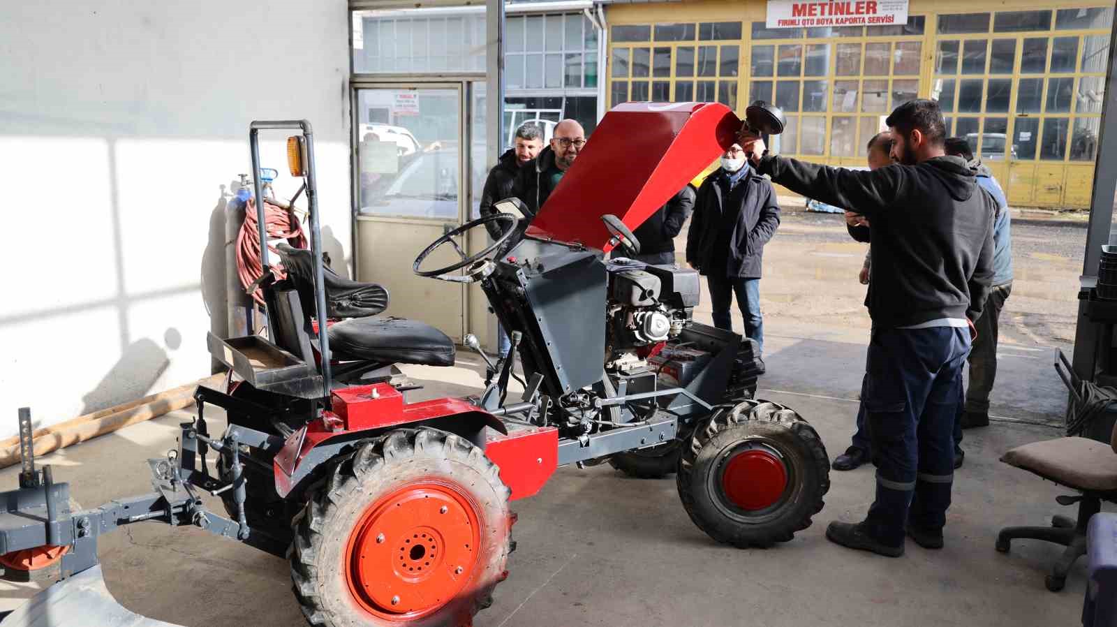 Hurda otomobil malzemelerinden traktör yaptı
