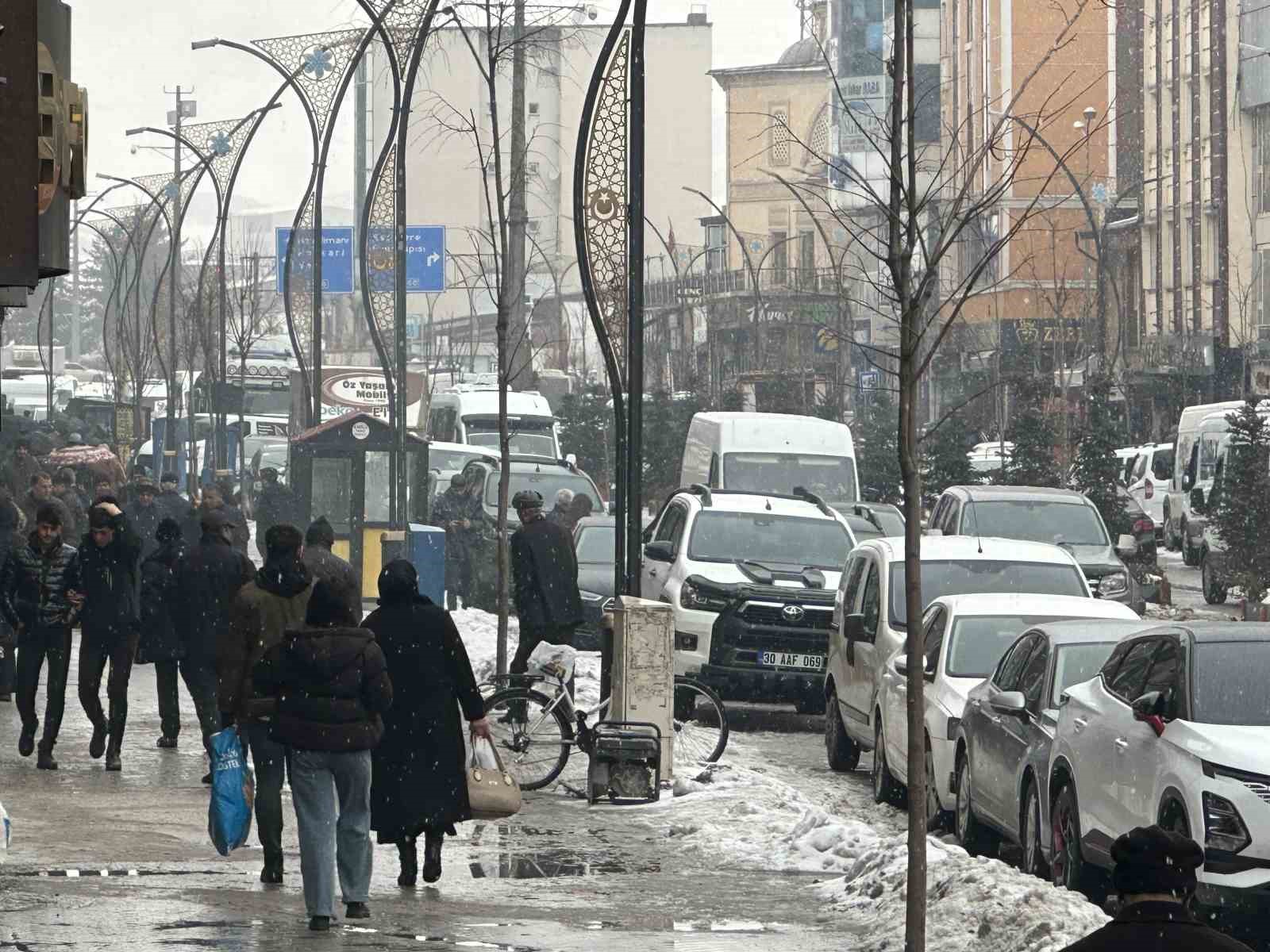 Y&uuml;ksekova&rsquo;da kar yağışı
