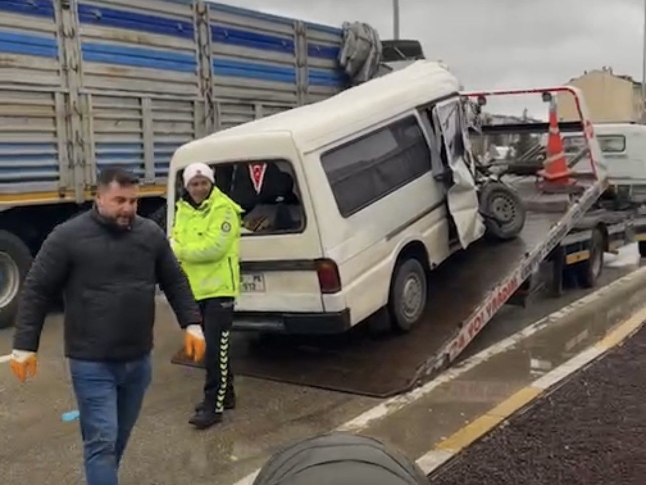 Bandırma&rsquo;da karşı şeride savrulan minib&uuml;s tırla &ccedil;arpıştı: 1 &ouml;l&uuml;, 2 yaralı
