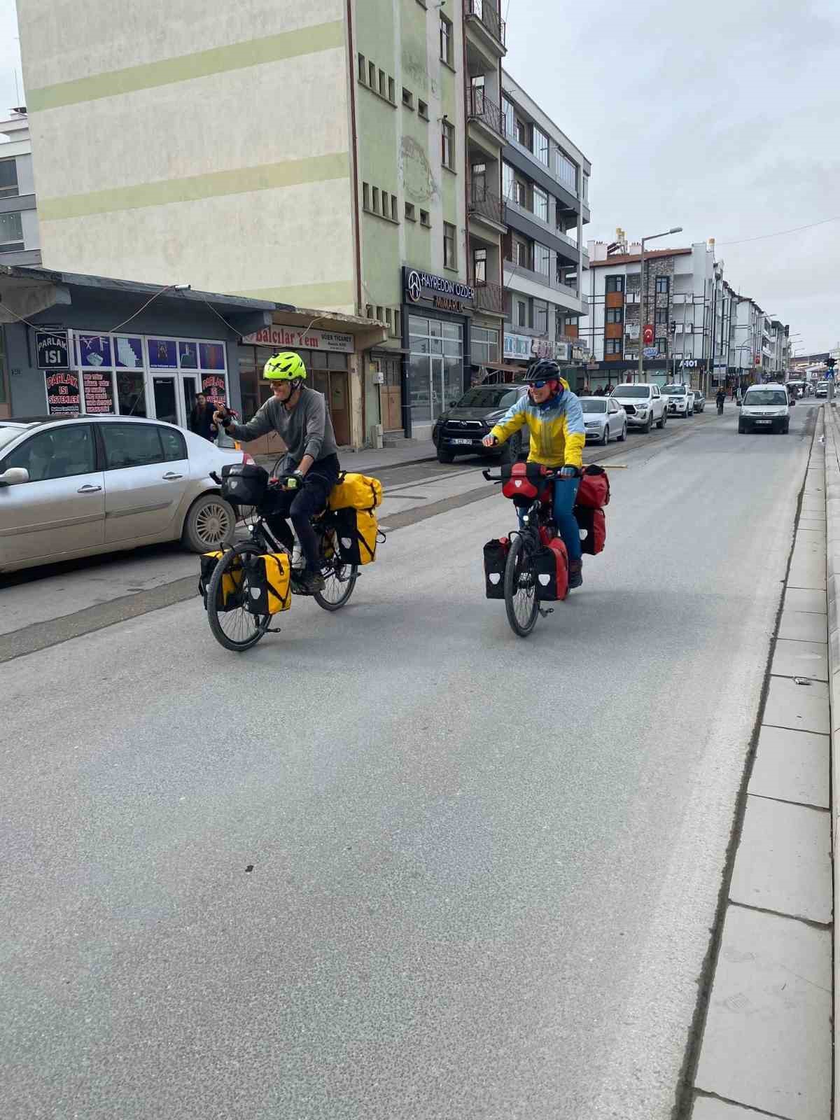 Bisikletleriyle dünya turuna çıkan İsviçreli çift Konya’da mola verdi 