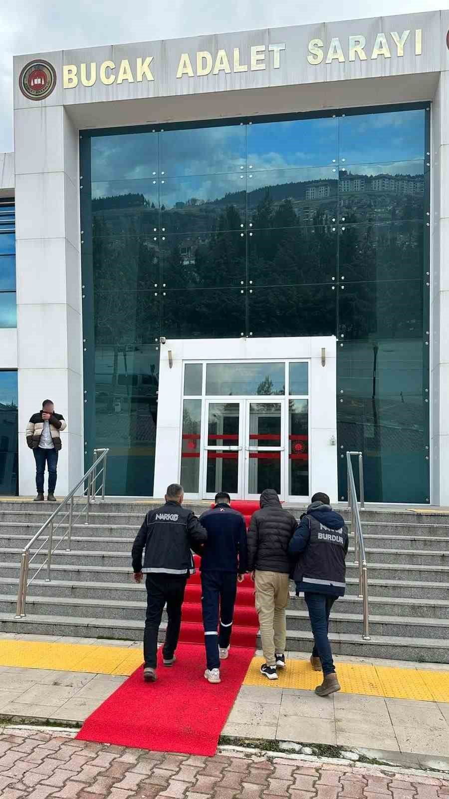 Burdur&rsquo;da ş&uuml;phe &uuml;zerine durdurulan ara&ccedil;ta uyuşturucu &ccedil;ıktı, 2 şahıs tutuklandı
