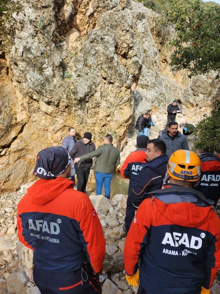 Isparta’da kayıp olarak aranan yaşlı adam dere yatağında ölü bulundu