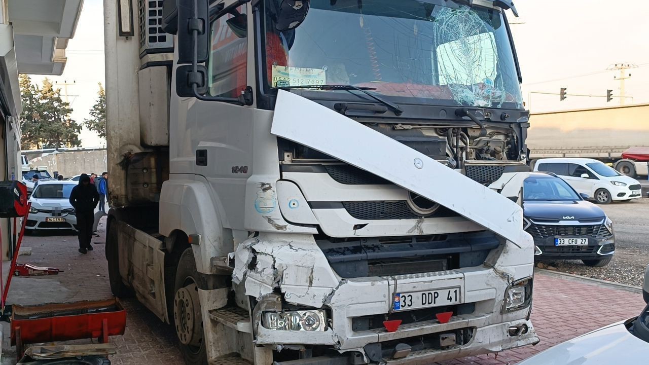 Mardin&rsquo;de kontrolden &ccedil;ıkan tır, &uuml;&ccedil; ara&ccedil; ve bir işyerine zarar verdi: 2 yaralı
