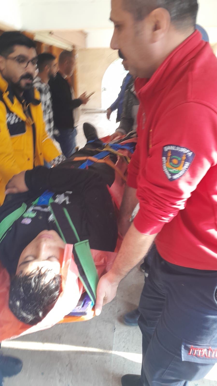 Şanlıurfa’da 3 metre derinliğindeki rögara düşen çocuk kurtarıldı
