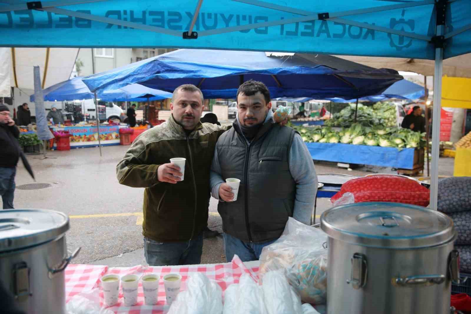 Soğuk kış gününde esnafa çorba ikramı