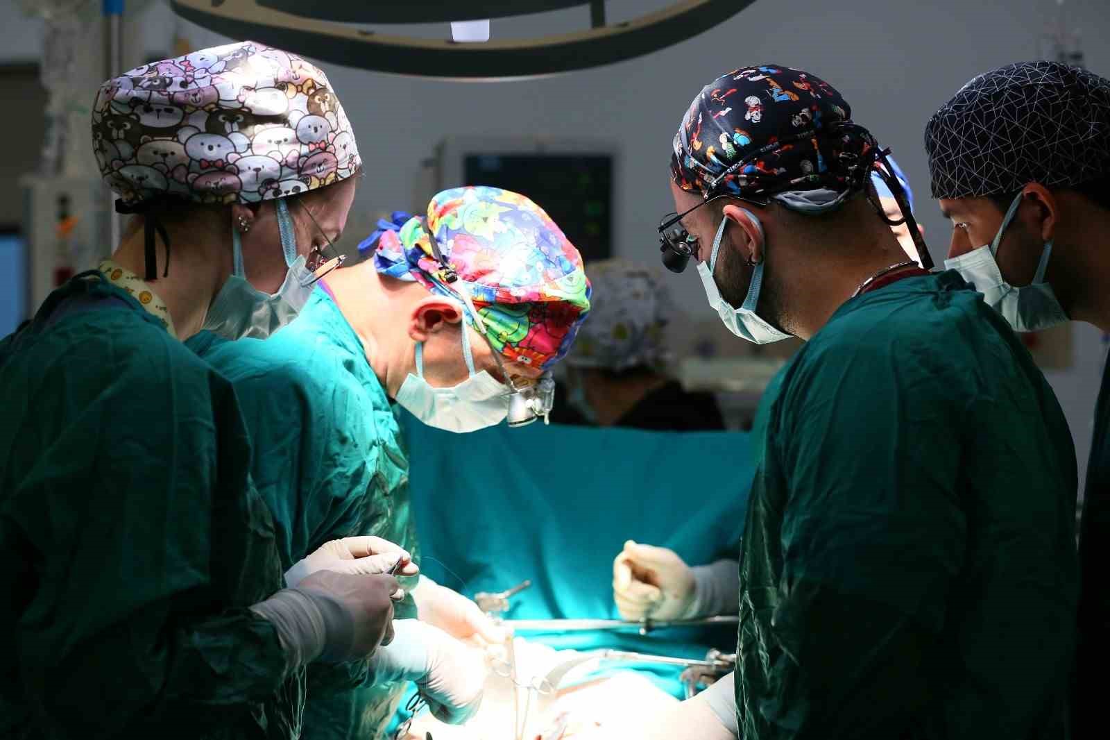 26 yıl önce babalarına nakil yapan doktor bu kez çocuklarından nakil yaptı
