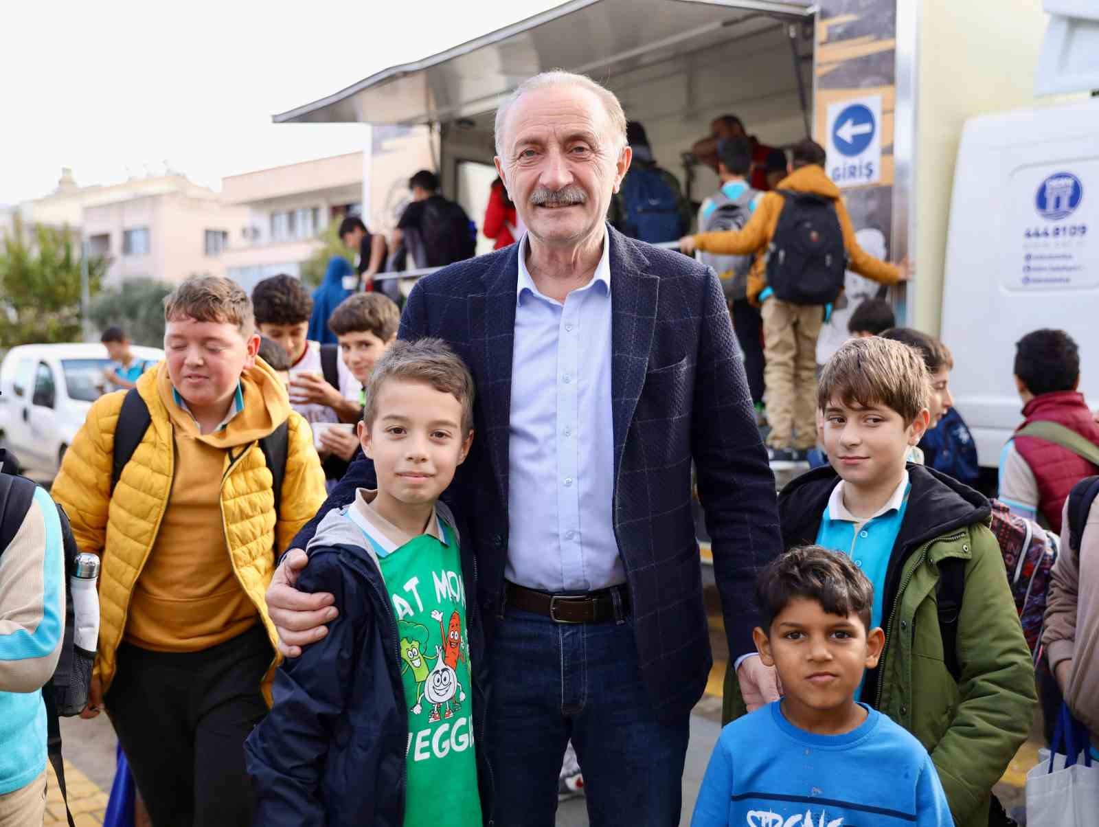 Didim Belediyesi soğuk günlerde öğrencilerin içini ısıttı
