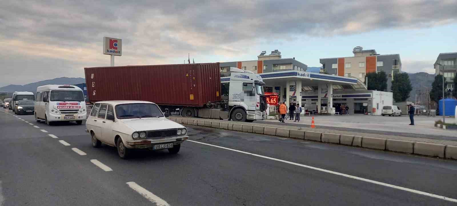 Araca çarpmamak için manevra yapan tır, refüje çıkıp karşı şeride geçti
