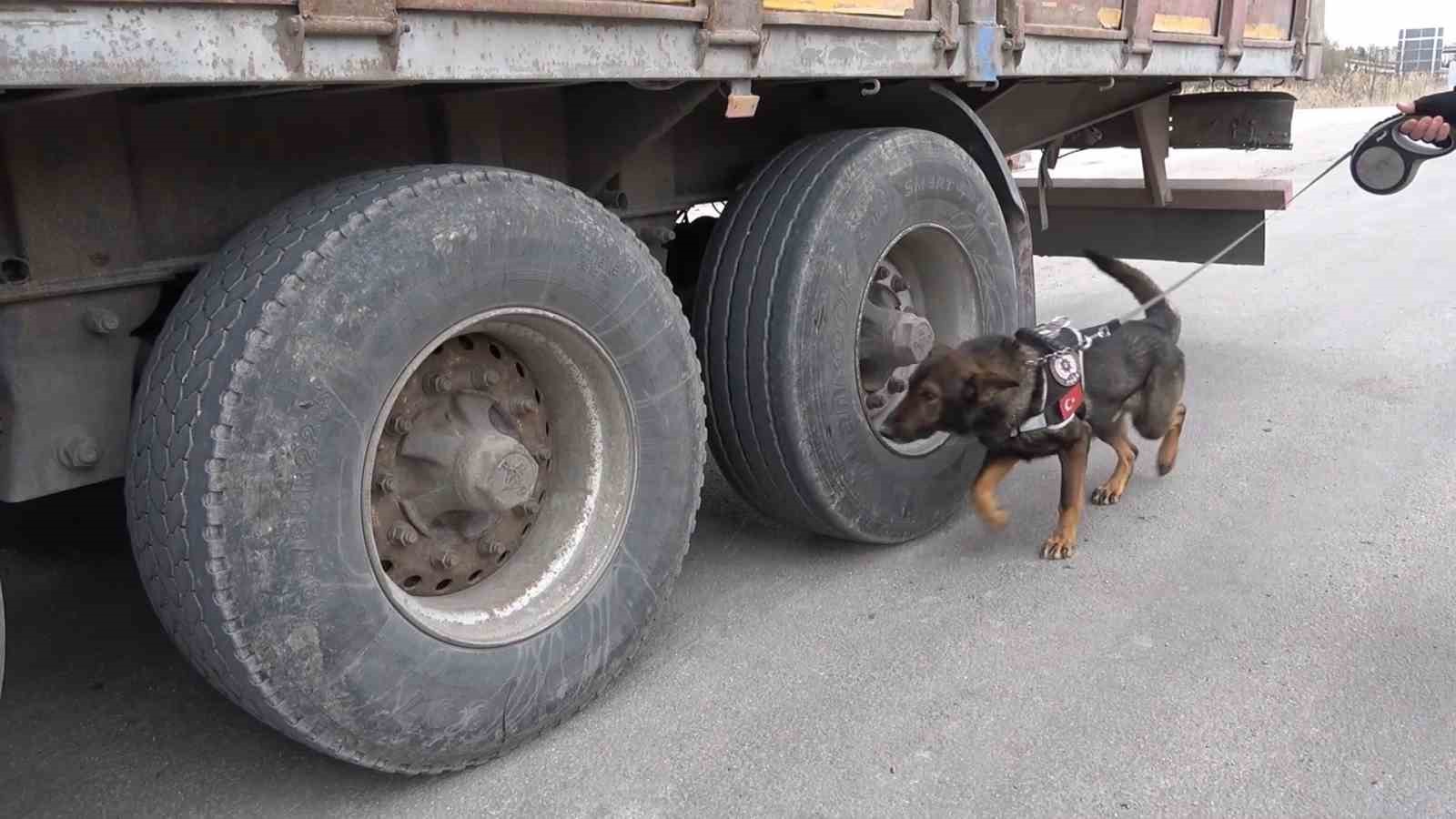 Tırda ele ge&ccedil;irilen 60,5 kilogram uyuşturucuyla ilgili 2 ş&uuml;pheli tutuklandı
