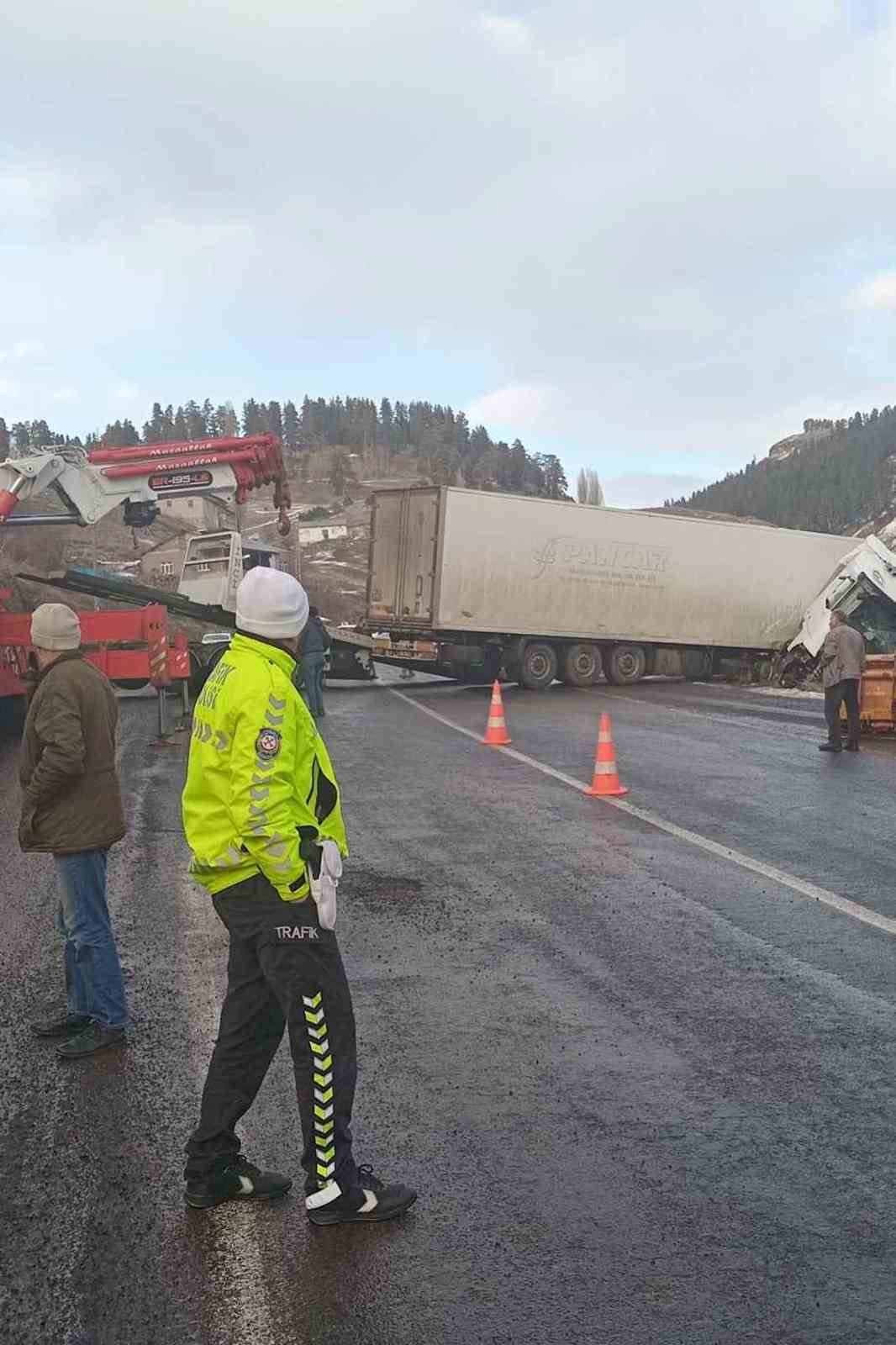 Buzlu yolda kayan tır eve çarptı
