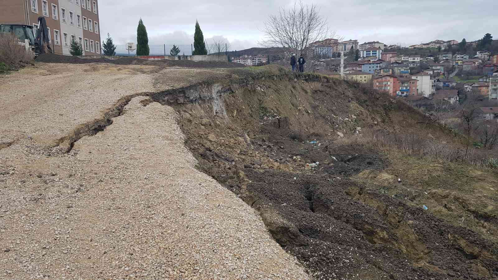 Karabük’te okul bahçelerine yakın alanda toprak kayması devam ediyor