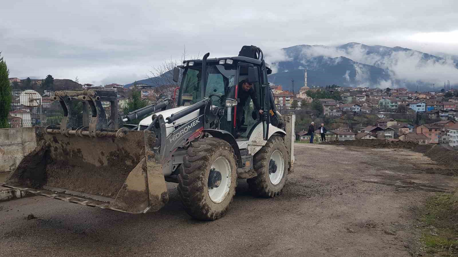 Karabük’te okul bahçelerine yakın alanda toprak kayması devam ediyor
