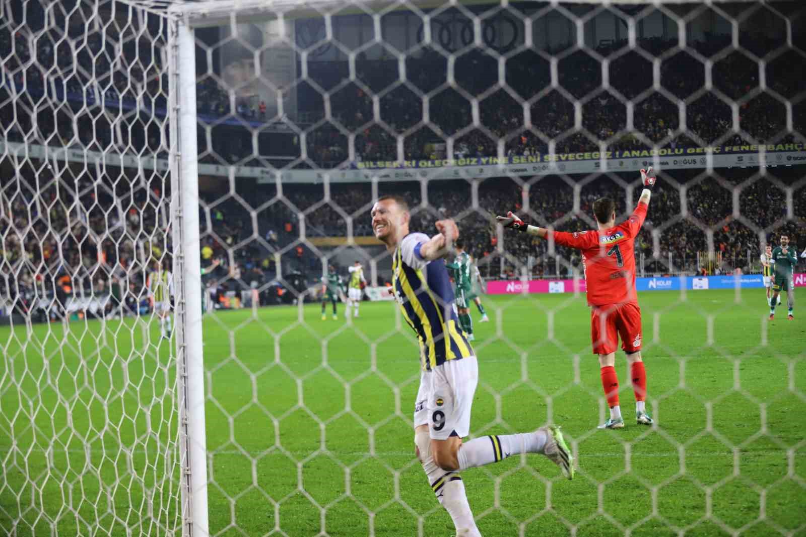 Trendyol Süper Lig: Fenerbahçe: 5 - Konyaspor: 0 (İlk yarı)
