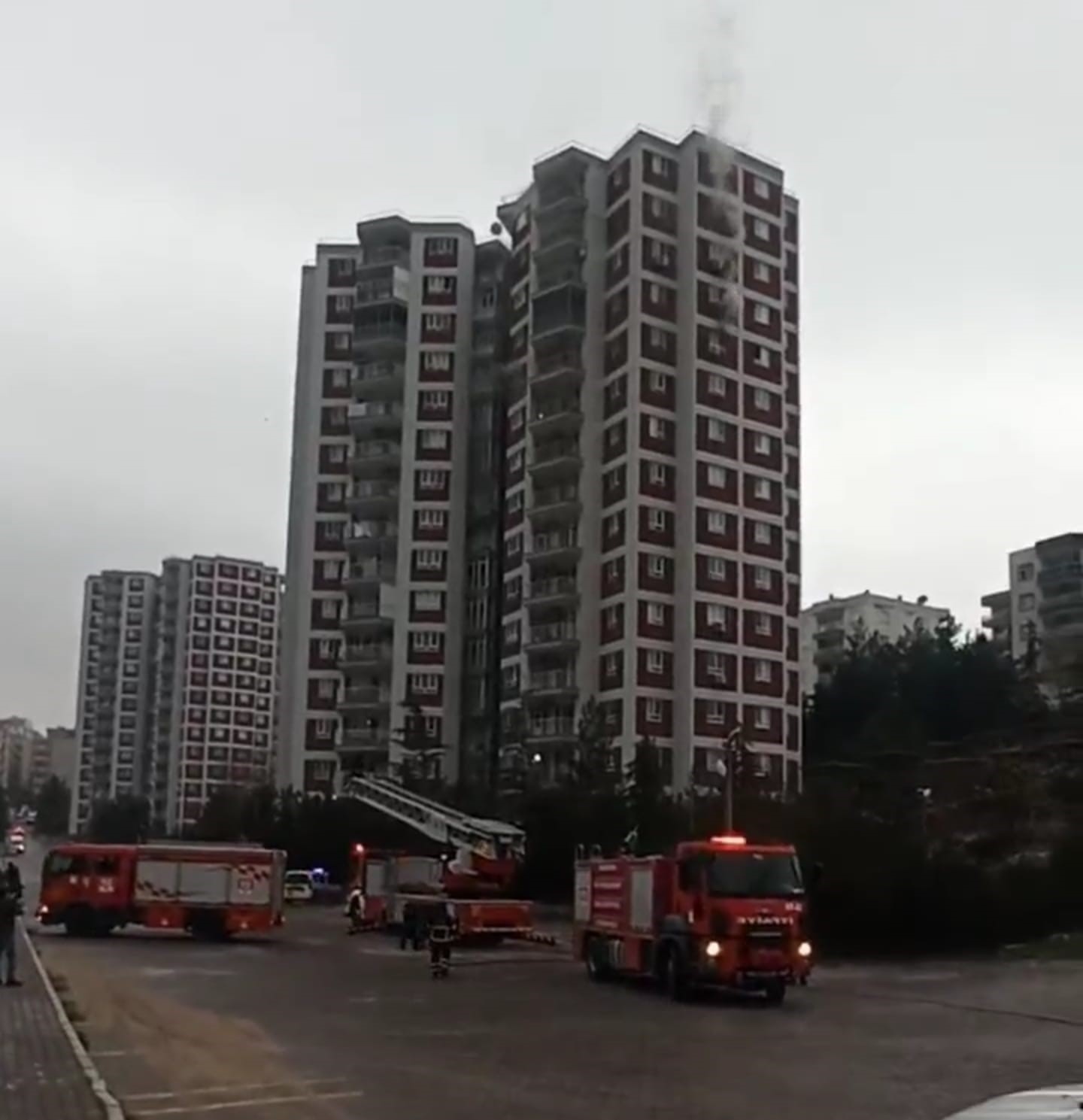 Mardin&rsquo;de 15 katlı binada korkutan yangın
