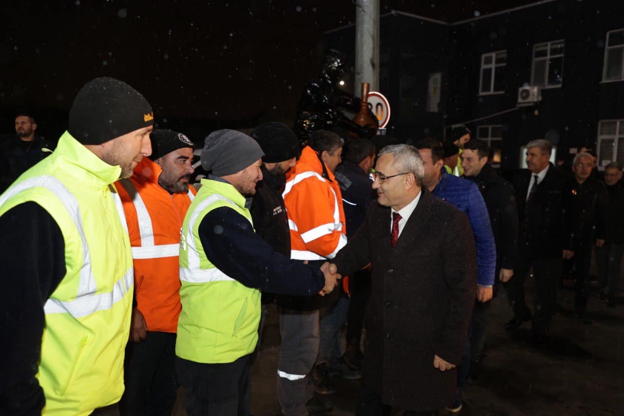 Kütahya Belediyesinin karla mücadele ekipleri sahada
