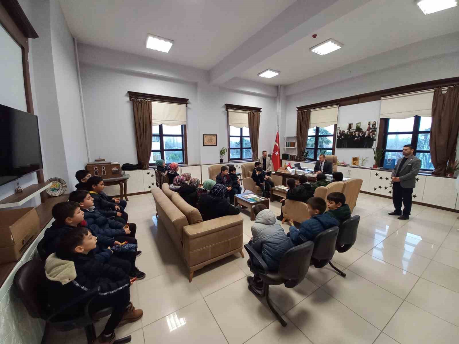 Simav’da cami öğrencileri harçlıklarını Filistin’e gönderdi