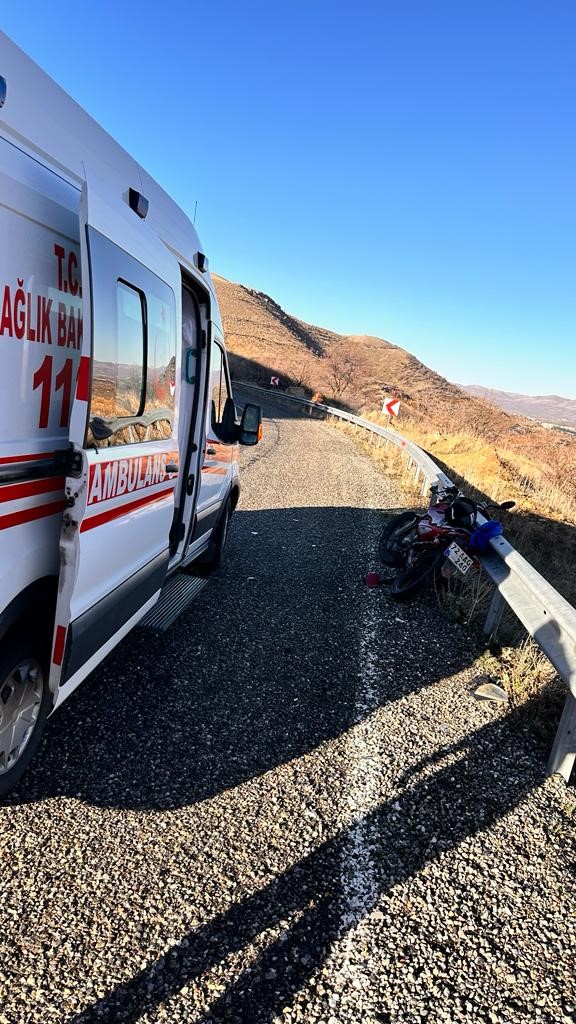 Gercüş’te motosiklet sürücüsü kazada ağır yaralandı