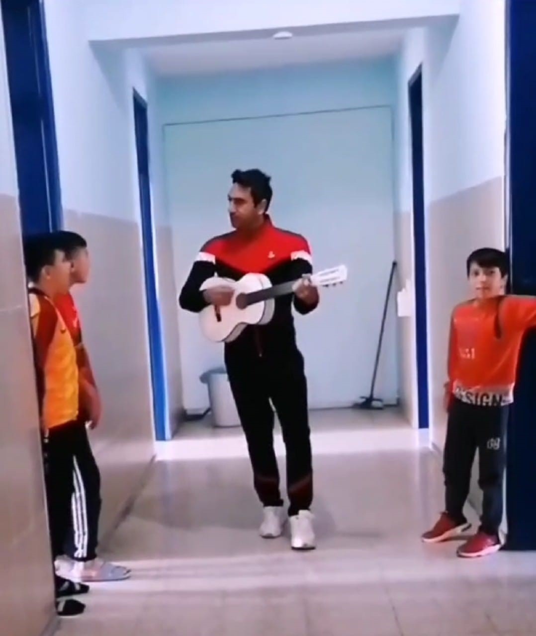 Yatılı okulda müzik öğretmeni öğrencileri gitar çalıp şarkı söyleyerek uyandırıyor