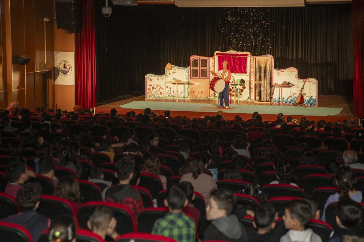 Mersin’e tiyatroyu sevdiren kadro iki oyunu ilk kez seyirciyle buluşturacak
