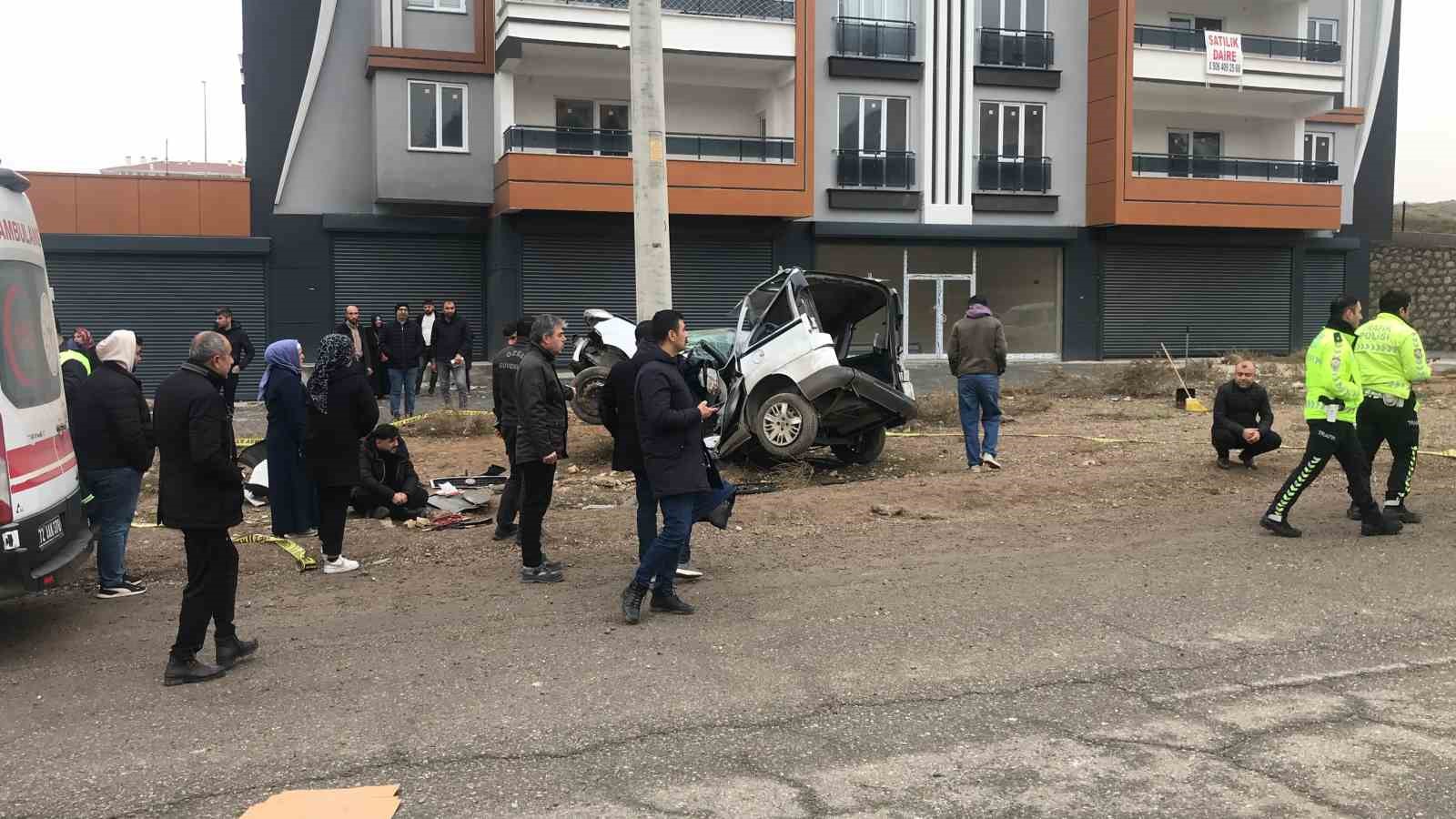 Beton direğe çarpan hafif ticari araç hurdaya döndü, sürücü hayatını kaybetti