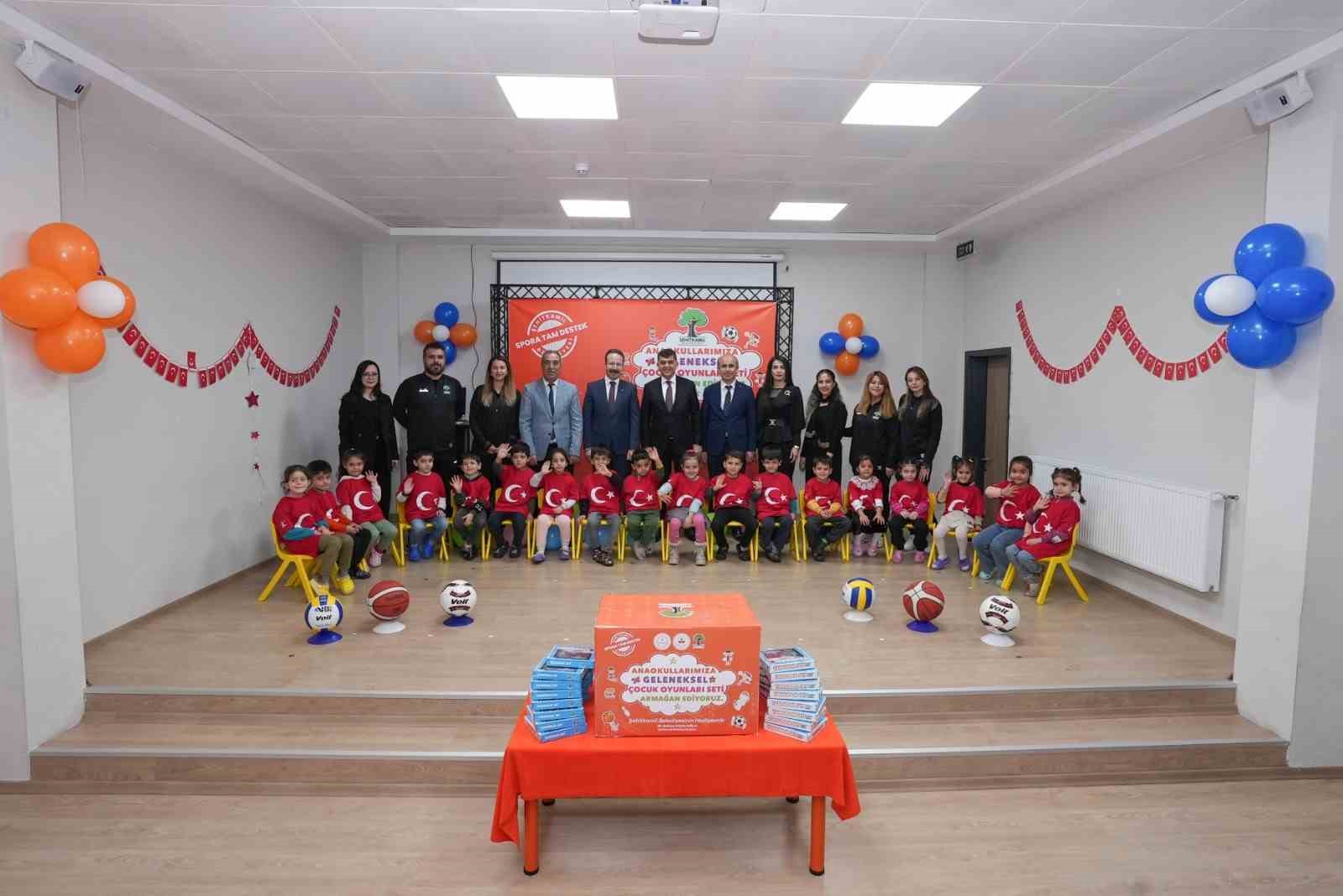 S&uuml;rpriz hediyeler, anaokulu &ouml;ğrencilerini mutlu etti
