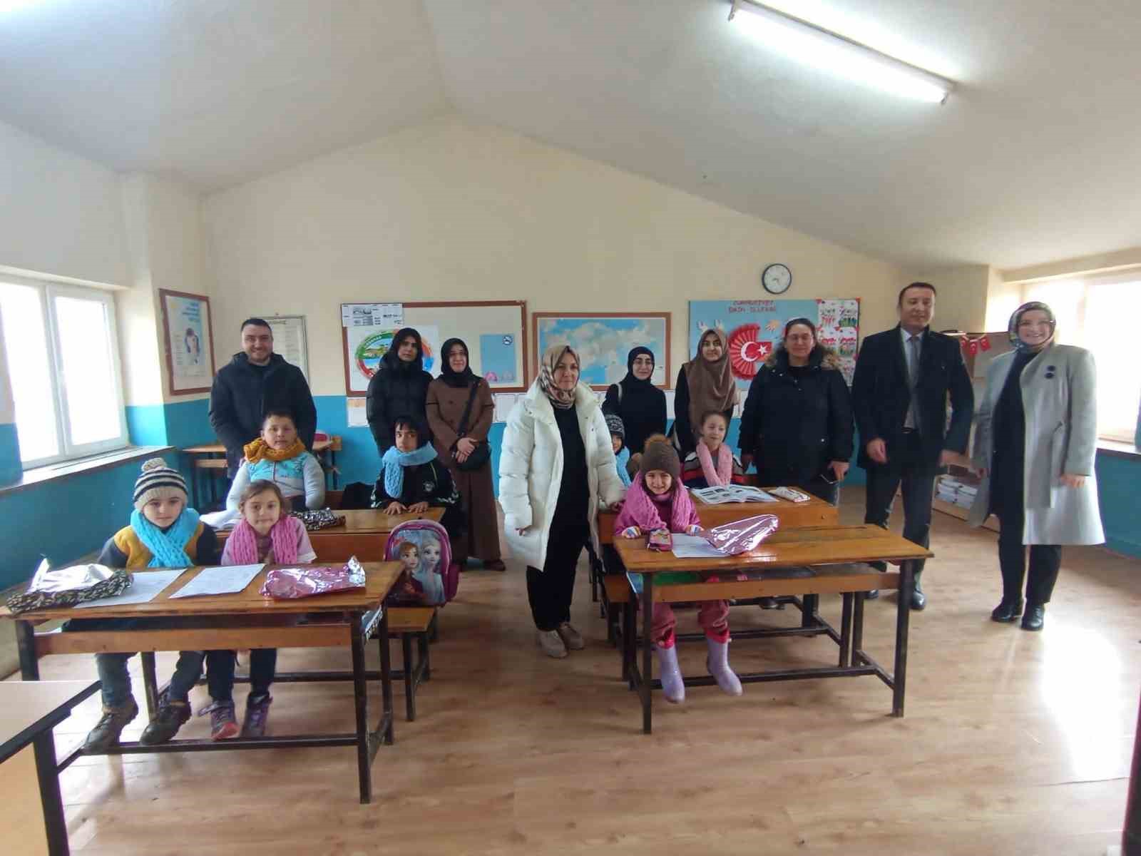 "Isıtan eller" projesi ile miniklerin y&uuml;reklerine dokundular
