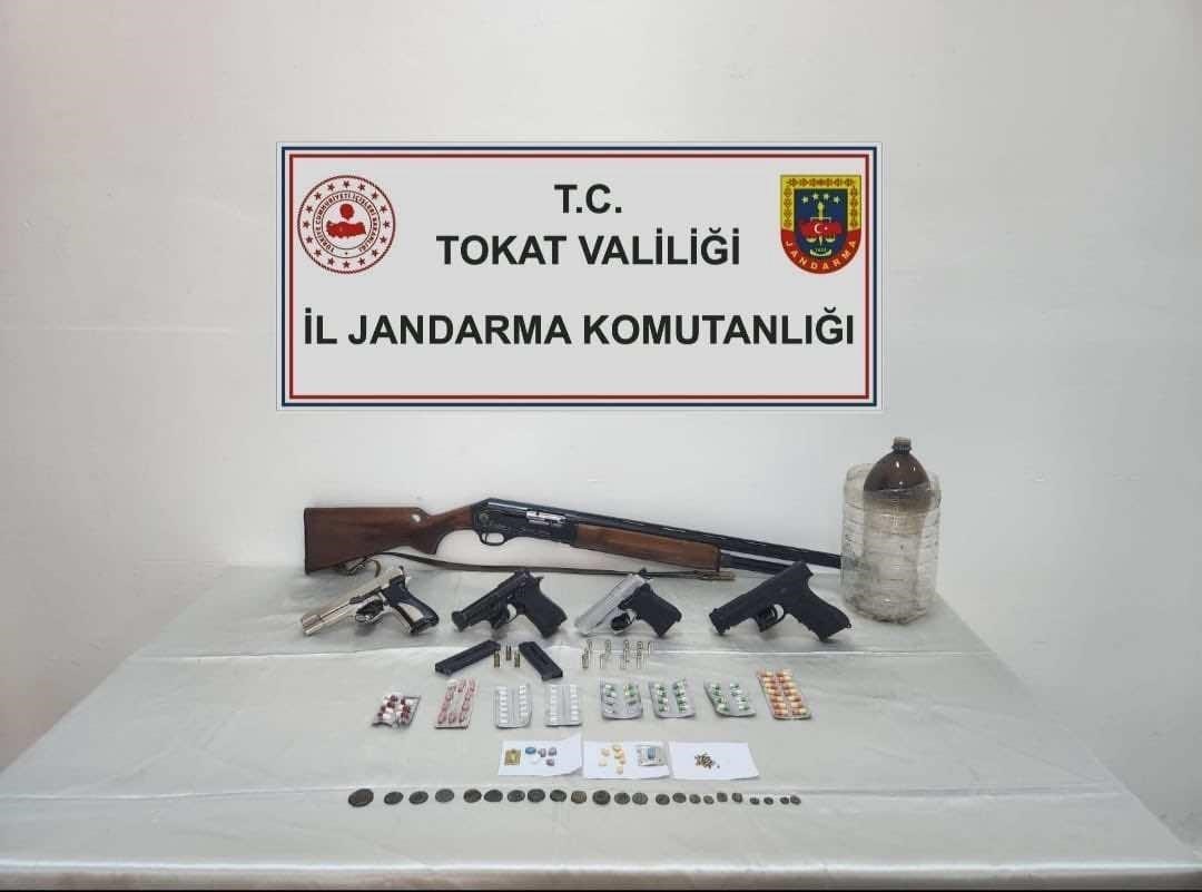 Tokat’ta bir ikamette çok sayıda tarihi sikke ve uyuşturucu madde ele geçirildi