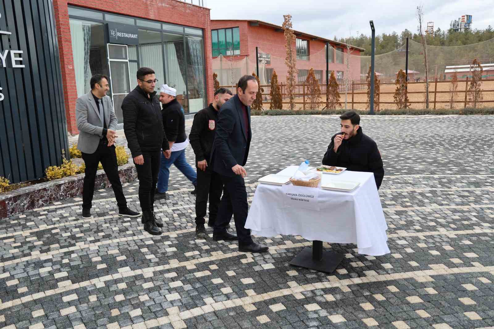 Şişe fırlatma akımına katıldılar, Sivas k&ouml;ftesi i&ccedil;in yarıştılar
