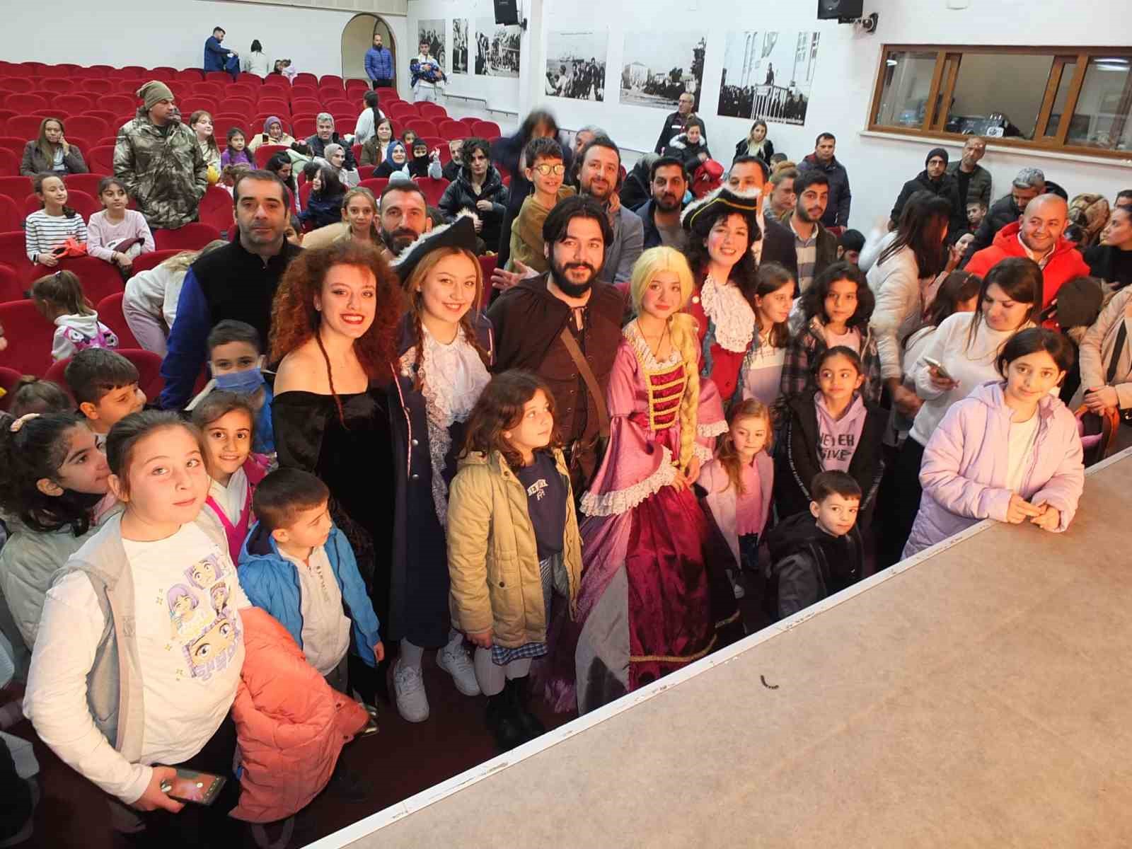 Balıkesirli &ccedil;ocuklar tiyatro ile tanıştı
