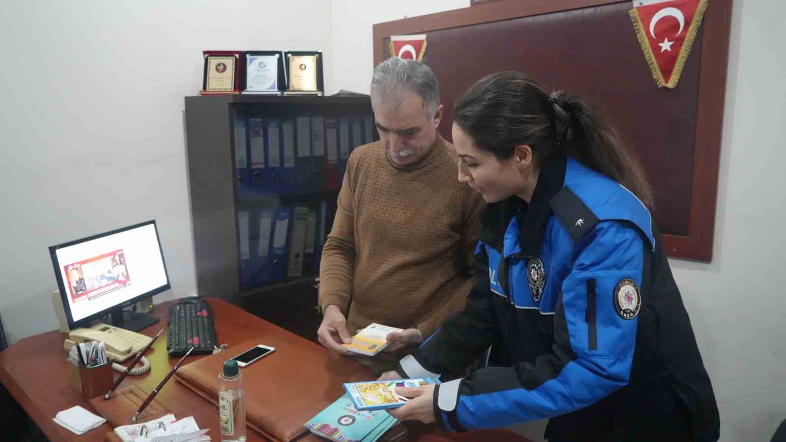 G&ouml;rme engelli &ouml;ğretmen polisler i&ccedil;in bağlama &ccedil;aldı
