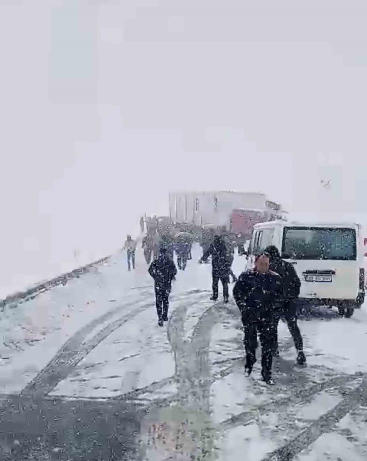 Y&uuml;ksekova-Şemdinli kara yolunda &ccedil;ok sayıda ara&ccedil; mahsur kaldı
