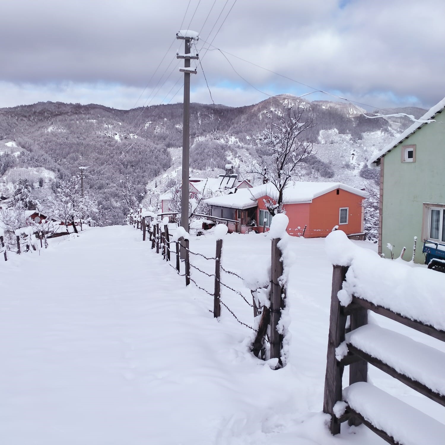 Sakarya&rsquo;nın y&uuml;ksek kesimlerine kar ile gelen g&uuml;zellik
