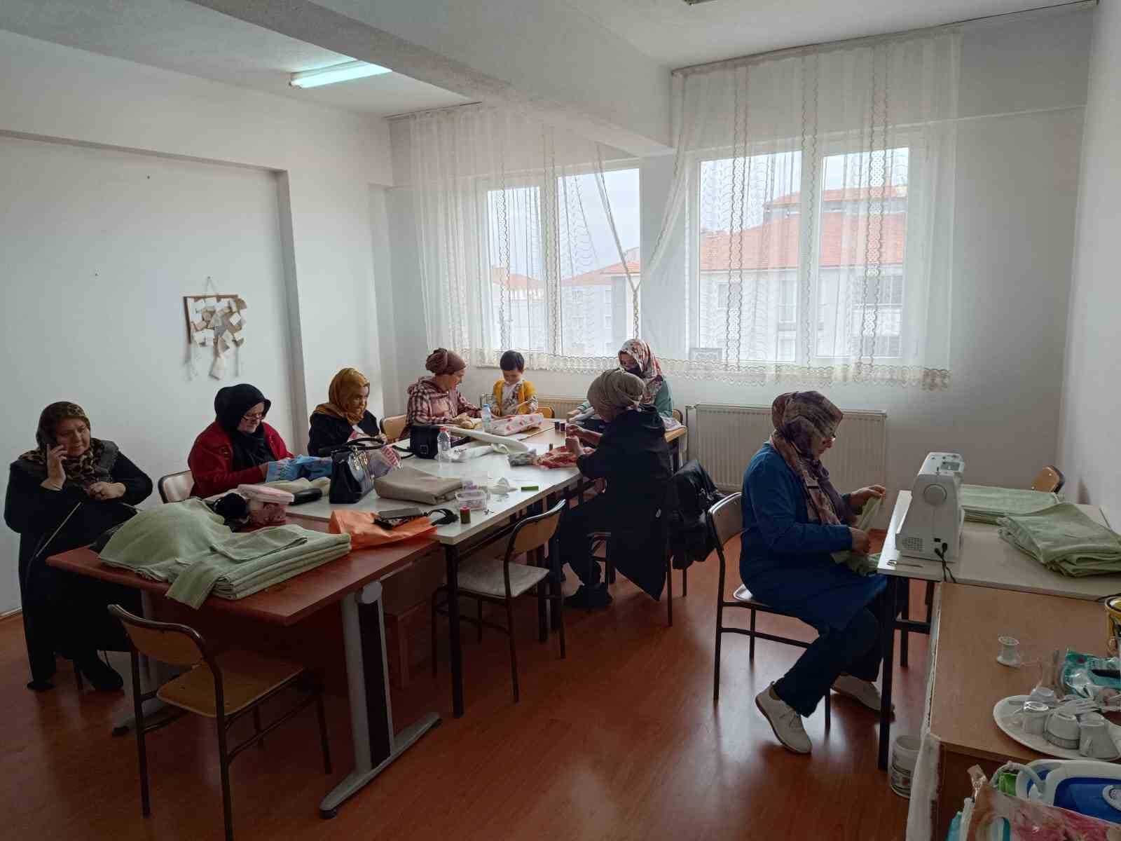 Alacalı kursiyerler Gazze’deki çocuklara giysi ve battaniye dikiyor