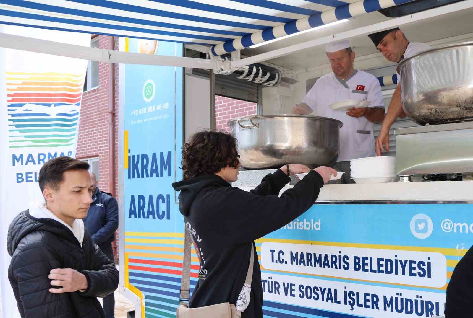 Üniversite öğrencilerine sıcak yemek ikramı
