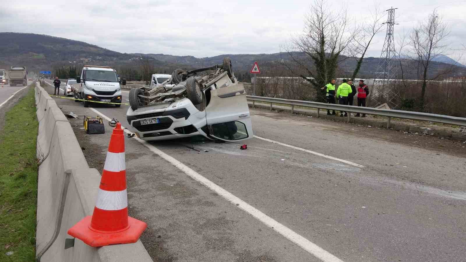 Kamyon, ana yola &ccedil;ıkmak isteyen araca &ccedil;arptı: 1 &ouml;l&uuml;, 2 yaralı
