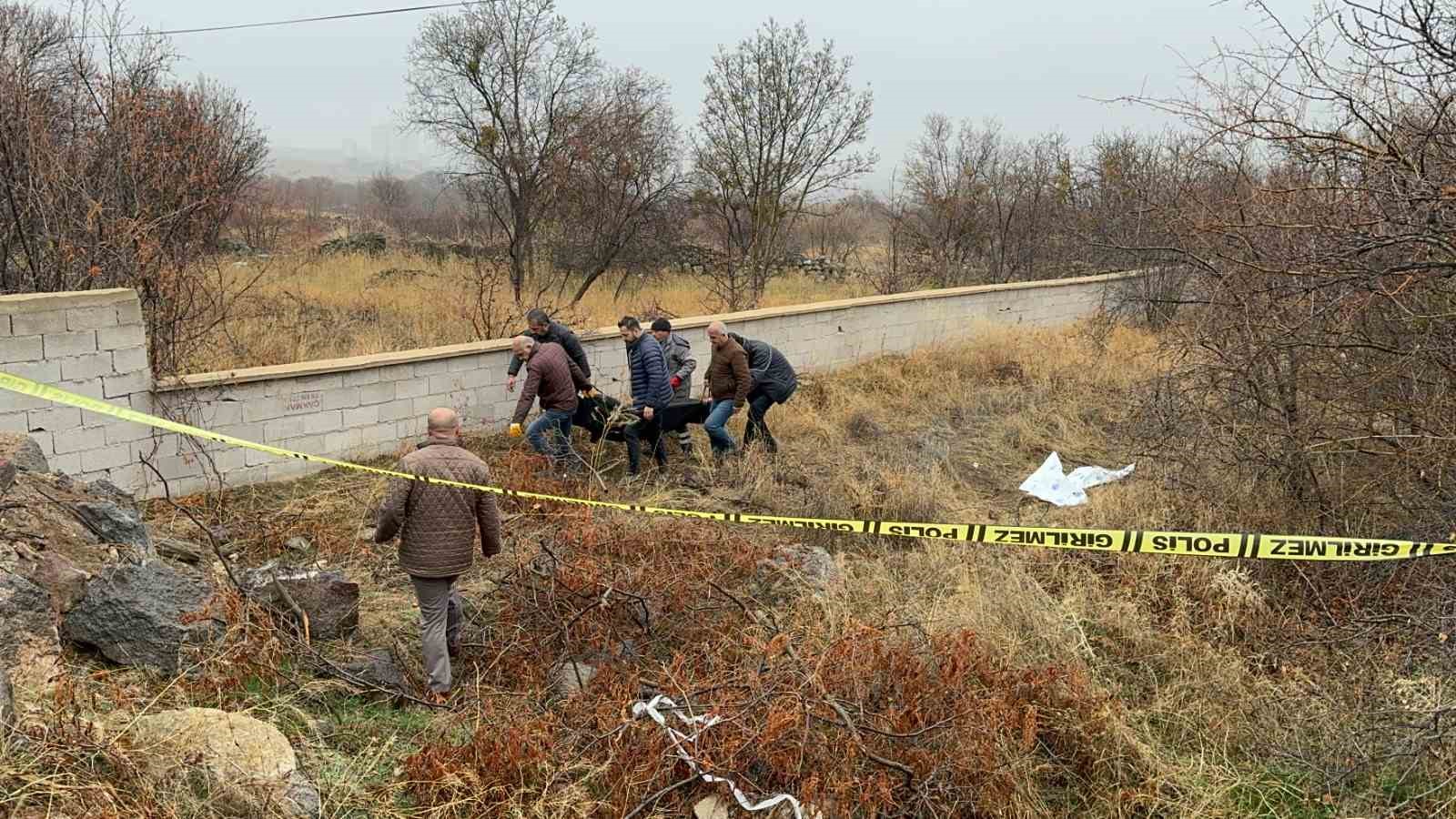 Kayıp olarak aranan şahsın cesedi boş arazide bulundu
