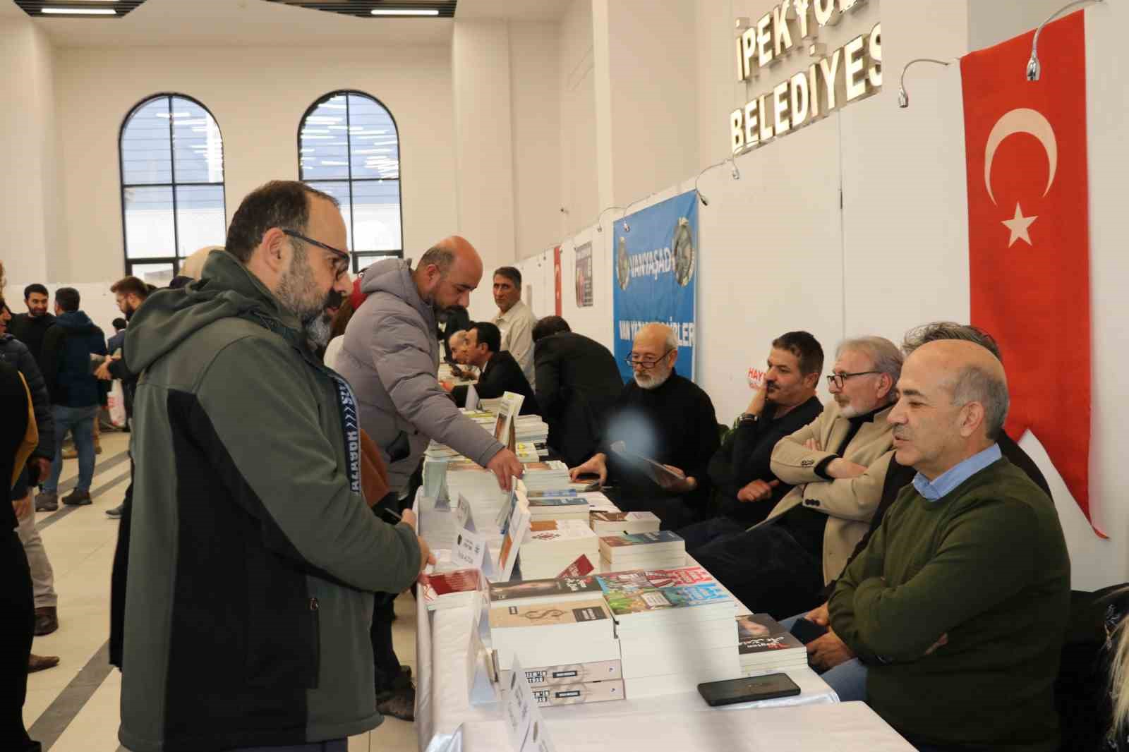 1. Van Yerel Kitap Fuarı kapılarını ziyaretçilere açtı
