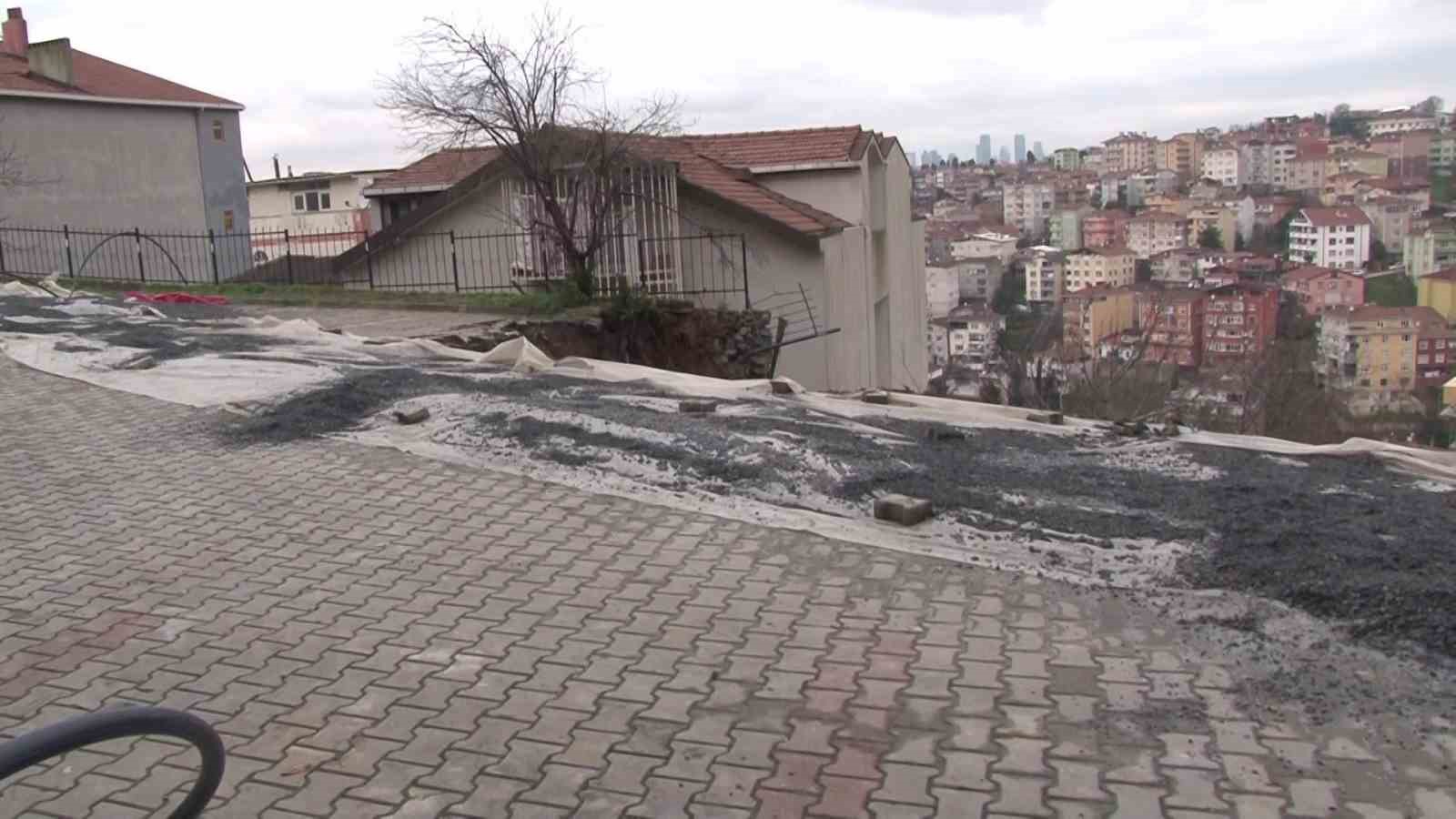 Üsküdar’da istinat duvarı çöktü, bir apartman tahliye edildi
