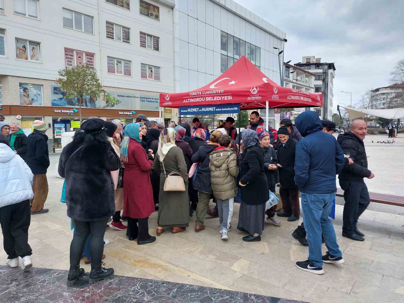 Ordu&rsquo;da 5 bin kişiye irmik helvası dağıtıldı
