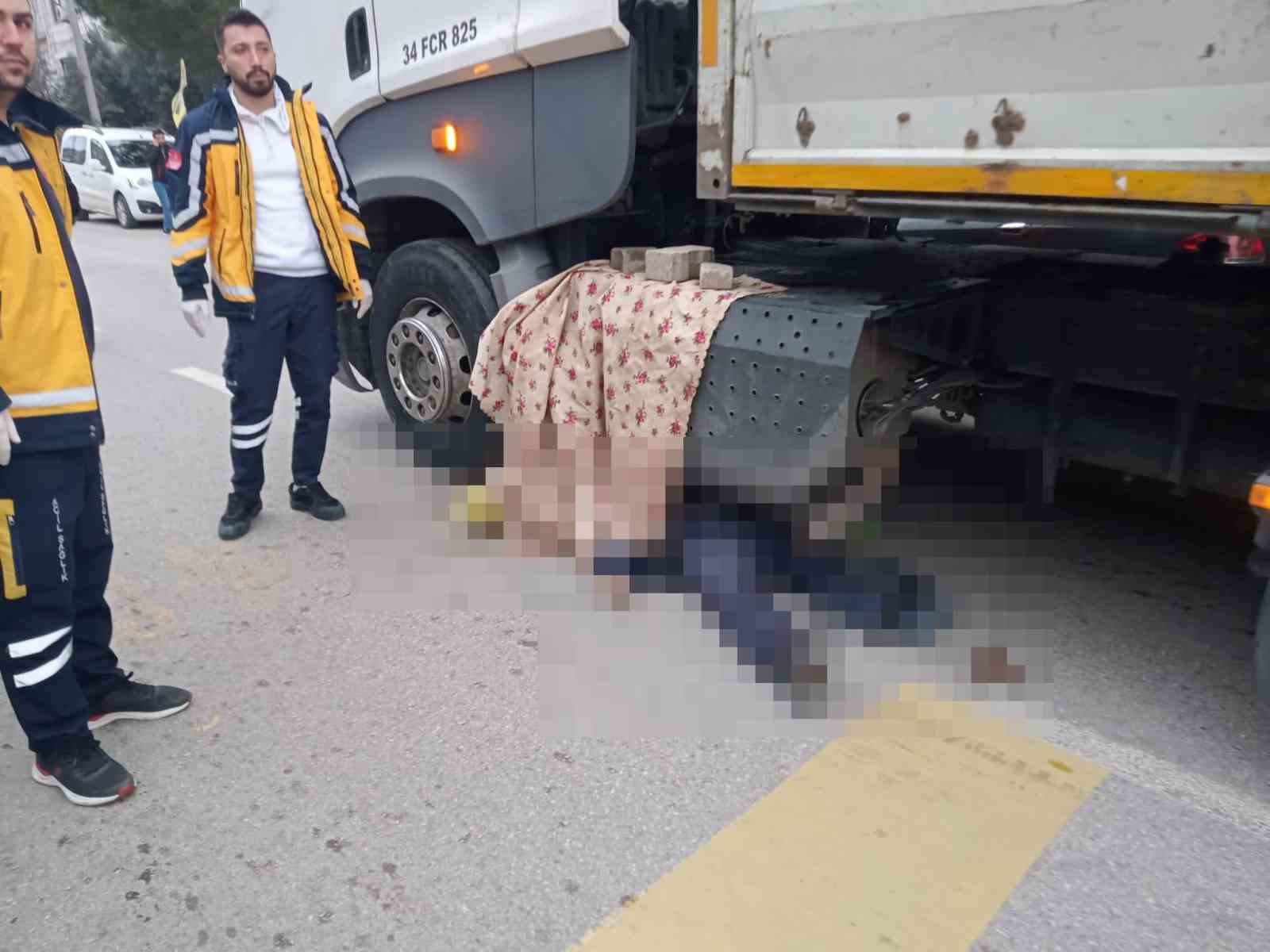 Yolun karşısına geçerken tırın altında kalan yaşlı adam hayatını kaybetti