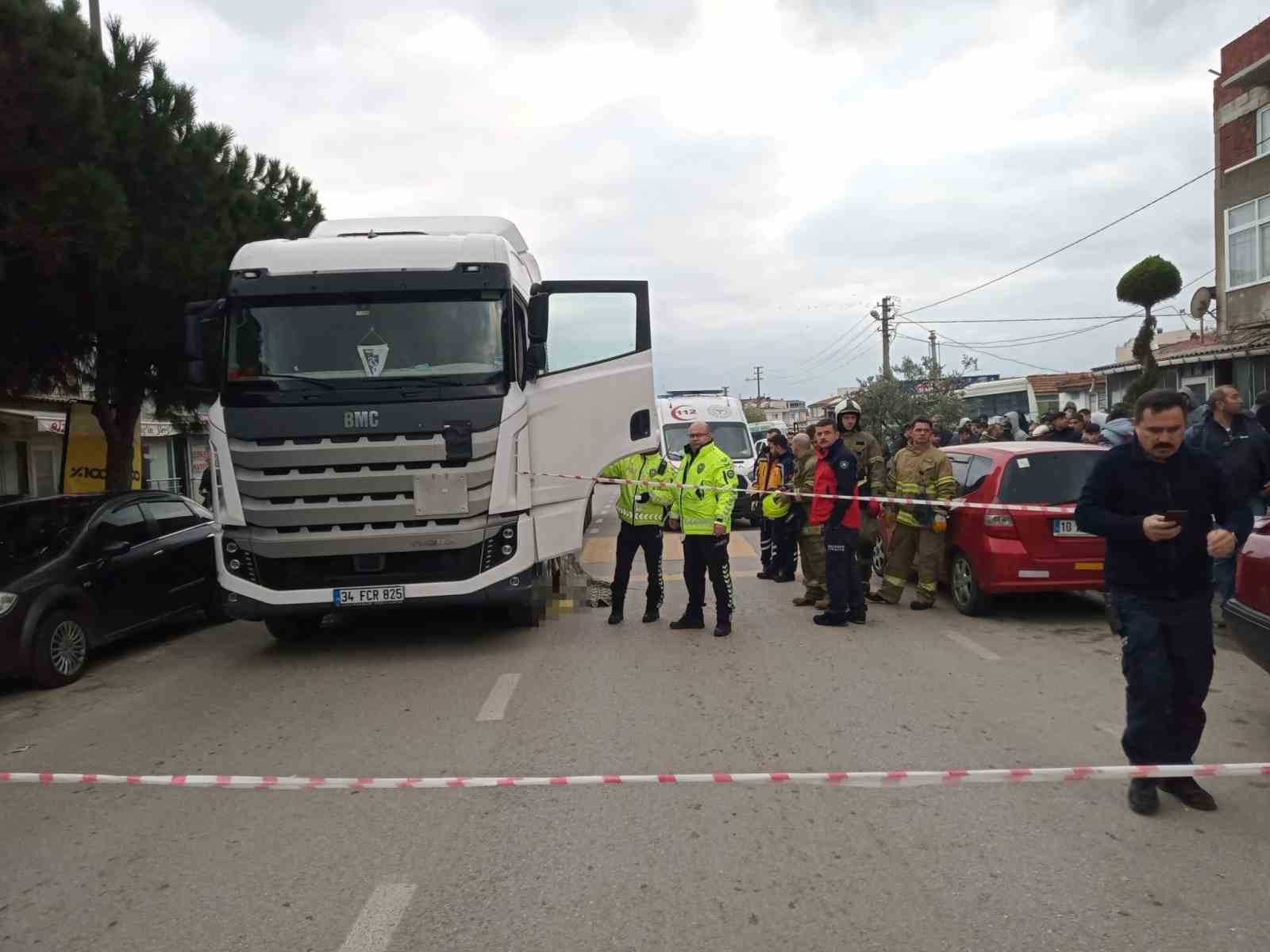 Yolun karşısına ge&ccedil;erken tırın altında kalan yaşlı adam hayatını kaybetti
