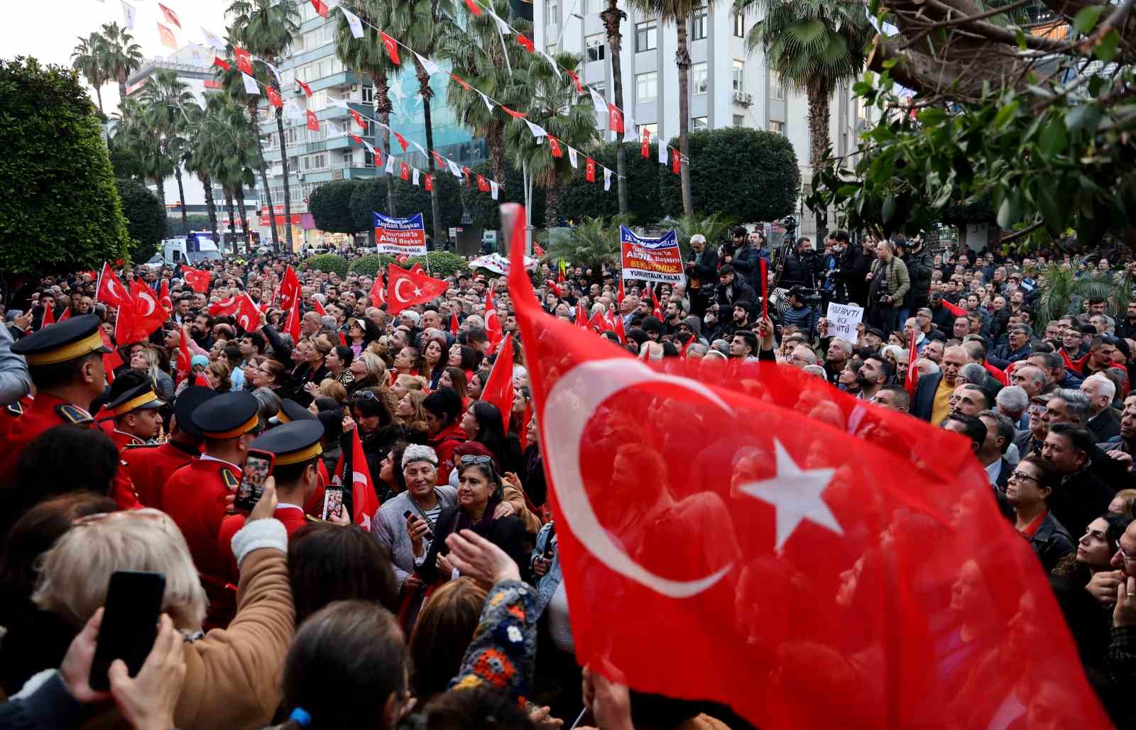 Yeniden aday gösterilen Adana Büyükşehir Belediye Başkanı Karalar, vatandaşlarla buluştu