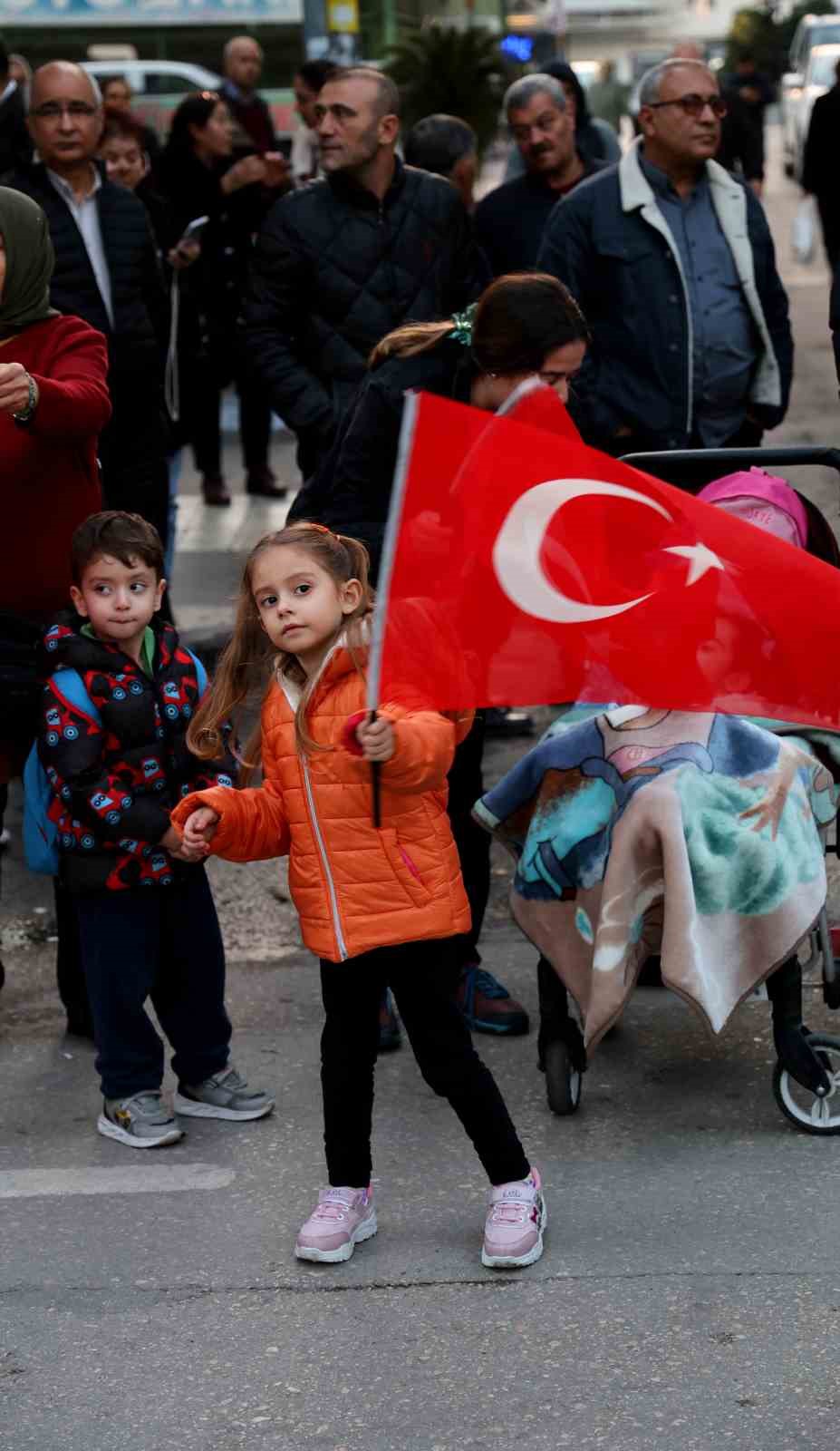 Yeniden aday gösterilen Adana Büyükşehir Belediye Başkanı Karalar, vatandaşlarla buluştu
