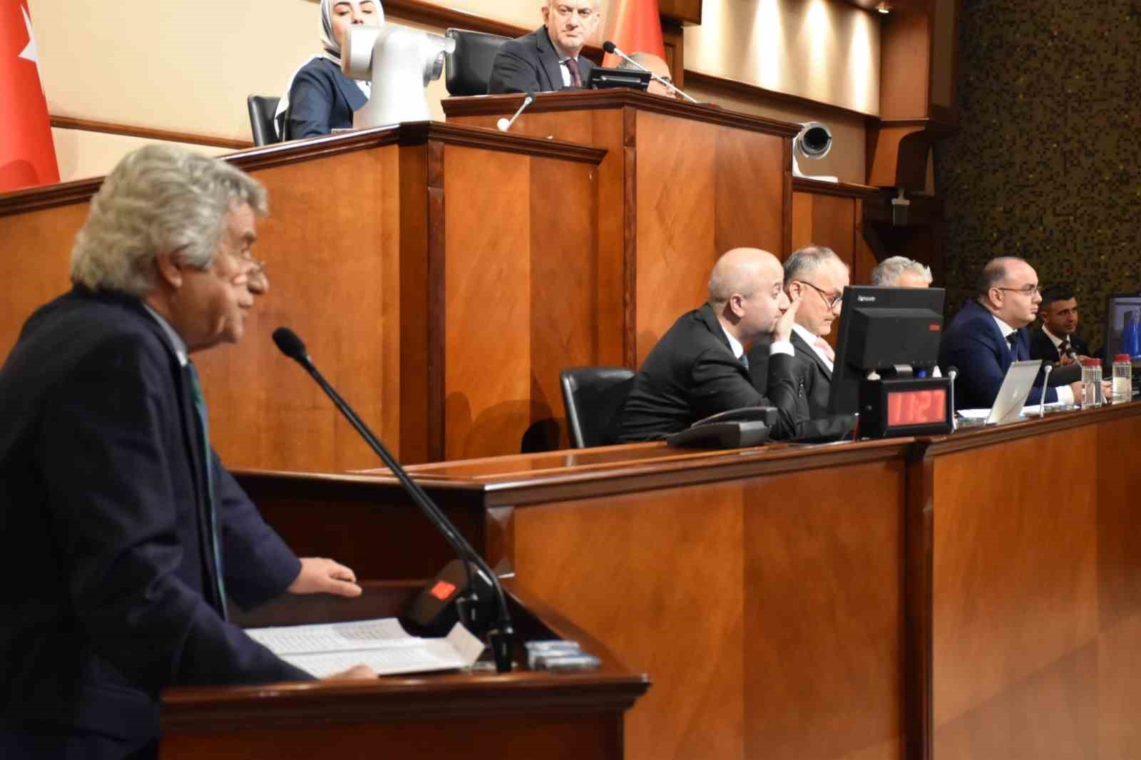 İBB Meclisi&rsquo;nde CHP&rsquo;li Meclis &uuml;yesinin AK Partili belediye başkanlarına yaptığı &ouml;vg&uuml;ye CHP sıralarından tepki
