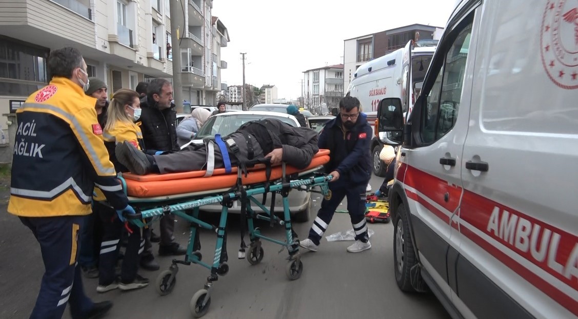 Bafra’da otomobil ile hafif ticari araç çarpıştı: 5 yaralı