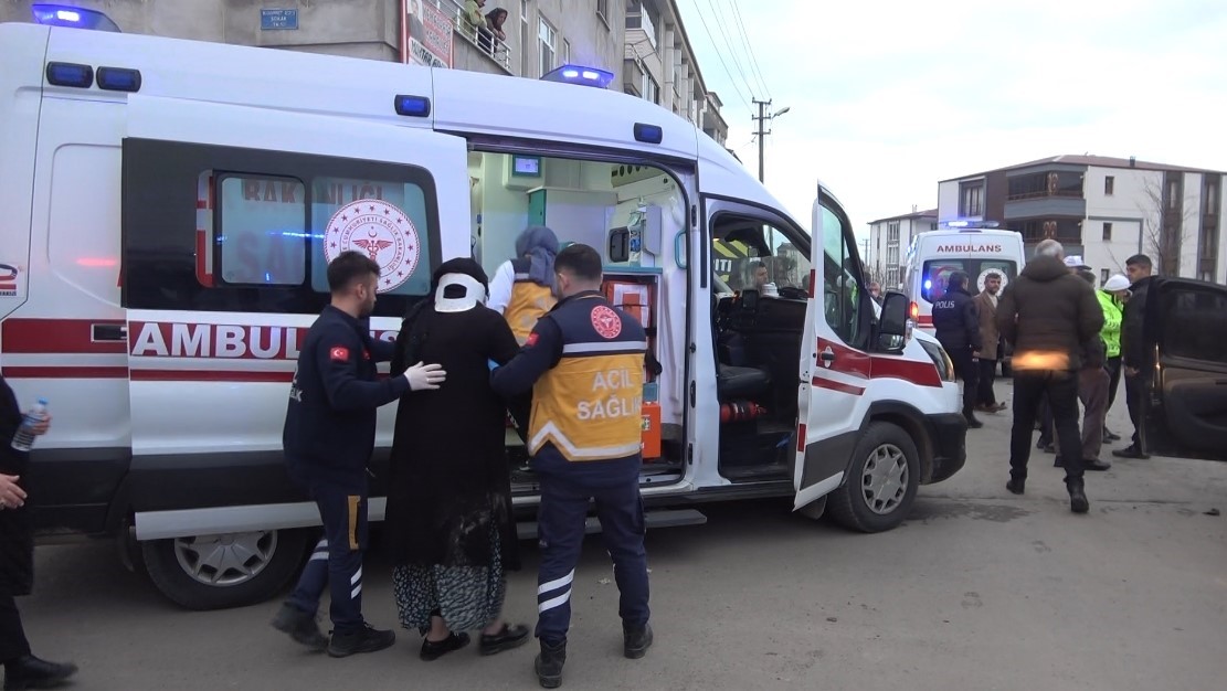 Bafra’da otomobil ile hafif ticari araç çarpıştı: 5 yaralı
